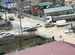 Большая вода залила улицы: порыв в Новороссийске