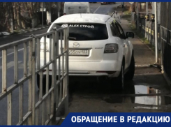 «Наглости людей нет предела»: маме с коляской пришлось обходить припаркованное авто по проезжей части в Новороссийске