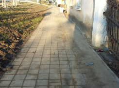 После публикации «Блокнота» в Приморском районе Новороссийска почистили тротуар