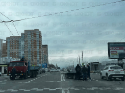 Столб рухнул на дорогу в Южном районе Новороссийска: собирается пробка 