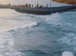 Опасные “квадратные волны” появились на пляже в Новороссийске