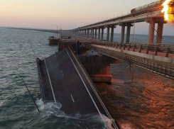 Новороссийцы не попадут в Крым по мосту в ближайшее время: из-за взрыва обрушилась дорога