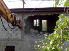 В пригороде Новороссийска снесли очередной самострой