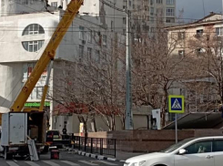 Дальнейшая судьба: что стало с рекламным щитом, закрывавшим военный обелиск в Новороссийске 