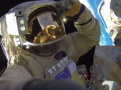 Привет с орбиты: российские космонавты поздравляют землян, а в магазинах появился «звездный» шоколад