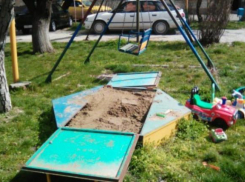 В песочницы Новороссийска завозят песок