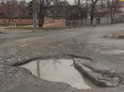 Чудовищные ямы: новороссийцы делают работу «за администрацию»