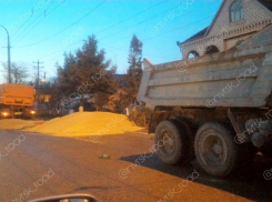 На одной из улиц Новороссийска снова лежат горы зерна