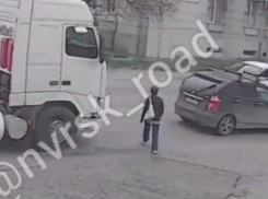 В Новороссийске женщина оказалась под колесами грузовика 