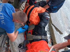 Мотоциклист сорвался с высоты 16-этажного дома на курорте Краснодарского края