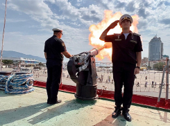 С новороссийского крейсера «Михаил Кутузов» прозвучали выстрелы в память о погибших