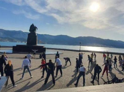 Массовые утренние зарядки теперь проводятся в разных районах Новороссийска 