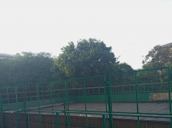 Голый бетон и кучка песка: о ремонте спортплощадки в Новороссийске 