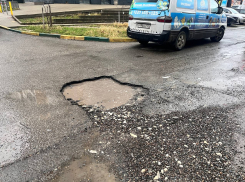 Дорога, как приглашение в автосервис: новороссийцы делятся фотографиями городских ям 