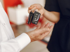 В Новороссийске мужчина продал на 16 млн машины знакомых, а деньги оставил себе 