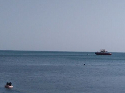 В Новороссийске человека на матрасе сдуло в море