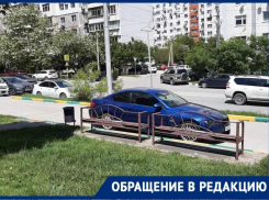 “Парковщик от Бога”: тротуар с лавочками облюбовал автовладелец в Южном районе 
