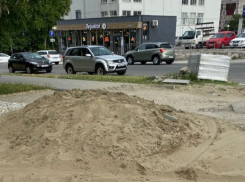 Куча песка и грязь не даёт покоя жителям Новороссийска 