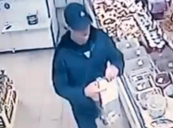 Без стыда и совести: мужчина украл бокс с деньгами для больного ребенка из магазина в Новороссийске