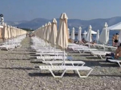 Шезлонги теснят новороссийцев и гостей города