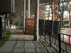 Ночью в центре Новороссийска рухнул контейнер