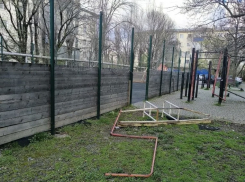 Площадка для суровых детей: некоторые дворы Новороссийска против спорта   