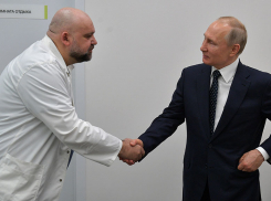 Главврач Коммунарки, здоровавшийся за руку с Путиным, заразился коронавирусом 