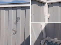 Отдыхающие переодеваются в грязи на пляже Алексино 