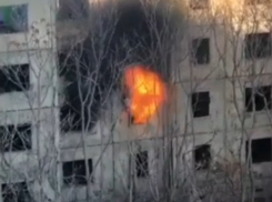 Пожар охватил заброшенное здание рядом с новороссийской «вышкой»