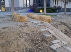 Спуск на тротуар через грязь! Новороссийцы поблагодарили за благоустройство