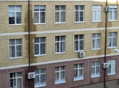 В школе Новороссийска вода бежит по стенам