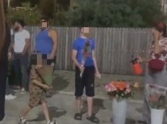 Где ПДН? Дети в Новороссийске продают цветы по ночам