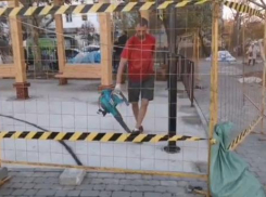 «Найдите себе другое место»: жительница Новороссийска возмутилась пылью от монтажа детской площадки