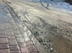 Жители Новороссийска устали от постоянного потока воды на одной из улиц города