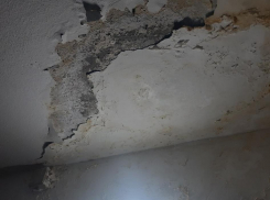 «Кормят обещаниями, а мы сидим без света»: новороссийцы 10 лет ждут ремонта крыши  