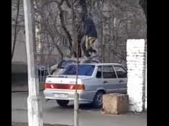 Возмездие или хулиганство: новороссиец повеселился на крыше чужого авто