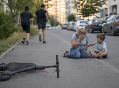 В Новороссийске самокатчики сбили женщину с шестилетним ребёнком