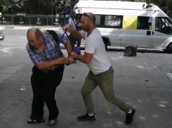 Водитель маршрутки против пожилого пассажира: потасовка средь бела дня в центре Новороссийска