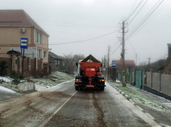 Гололед и первый снег: как будут обрабатывать дороги Новороссийска 