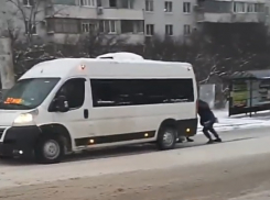 Пассажиры вынуждены толкать маршрутки: коротко о состоянии дорог в Новороссийске