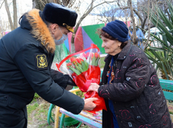 Военные моряки Новороссийска поздравили с 8 марта ветерана ВОВ 