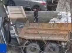 Пока чиновники и НУК ищут виноватого, из подвала многоэтажки в Новороссийске КАМАЗами вывозят грунт