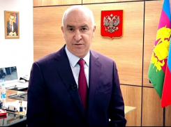 Идею главы не оценили: вместо декоративной подсветки новороссийцы просят освещение и безопасные дороги