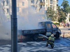 В Новороссийске возле парка им. Фрунзе горит грузовик