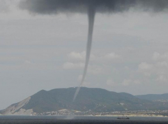 Необычный смерч был замечен недалеко от Новороссийска