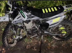 Врезался в дерево и разбился: житель станицы катался ночью на кроссовом мотоцикле