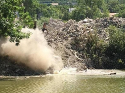 Стало известно, зачем в пригороде Новороссийска засыпают водоем