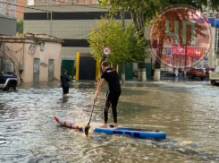 По улице на SUP-е: новороссийцы с юмором пережили потоп 
