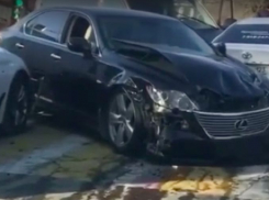 Пролетел на «красный»: автомобиль мэрии Геленджика попал в ДТП 