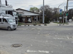 Ямы по колено: большегрузы в Новороссийске почти добили одну из улиц города 
